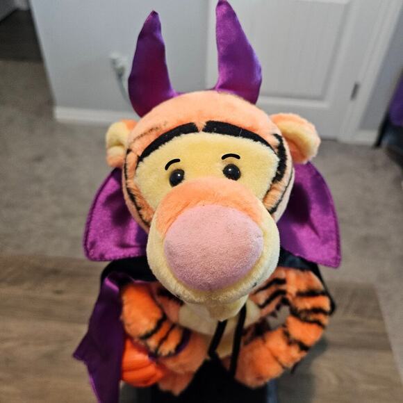 Telco Disney Tigger Halloween Decor 18" Vintage 90s Vampire Costume Pumpkin Cat - Picture 3 of 12
